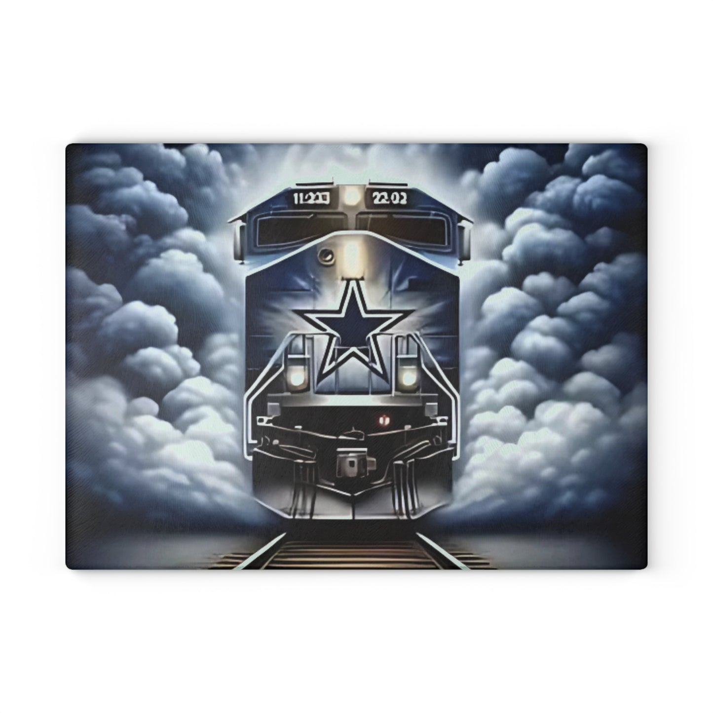 Tabla de cortar de vidrio Express azul y plateado: elegante detalle de cocina con diseño de tren
