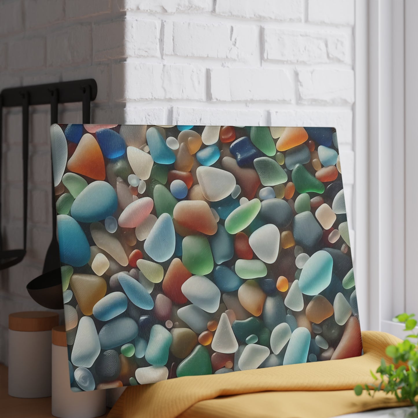 Tabla de cortar de vidrio con pequeñas piedras multicolores: La paleta de la naturaleza en tu cocina