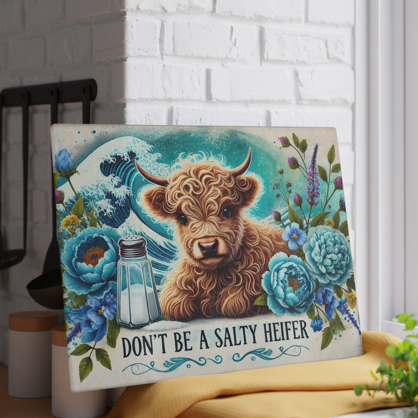 Tabla de cortar de vidrio “Don't Be a Salty Heifer”: Vaquita de las Tierras Altas con salero y ambiente playero.