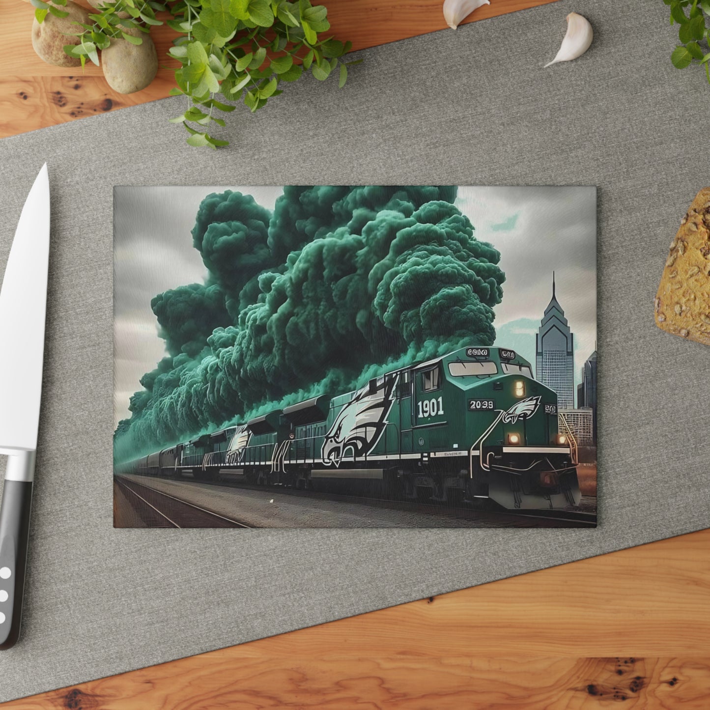 Tabla de cortar de vidrio Express verde oscuro y plateado: arte de tren con un toque atrevido para cocinas atemporales y audaces