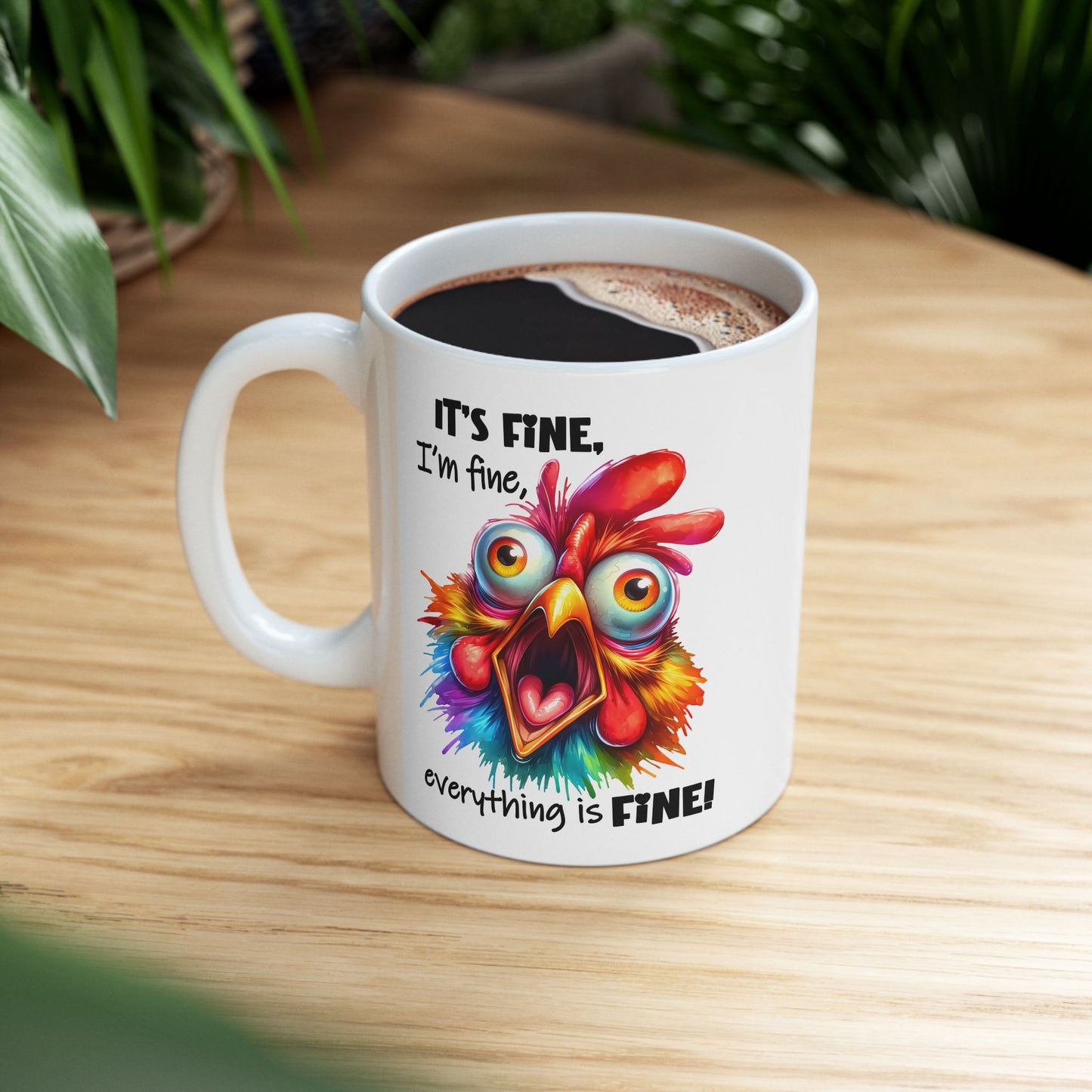 🐔 ¡Está bien! ¡Estoy bien! ¡Todo está bien! – Taza divertida de pollo colorido para días de calor y desastre.