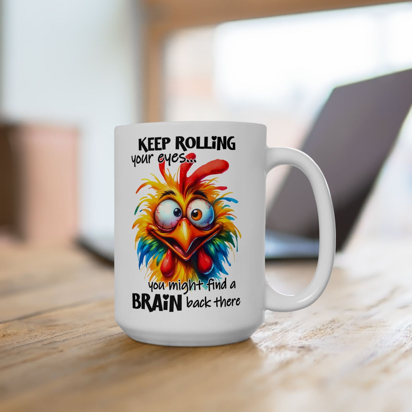 Sigue poniendo los ojos en blanco… Quizás encuentres una taza divertida de pollo enojado ahí atrás.