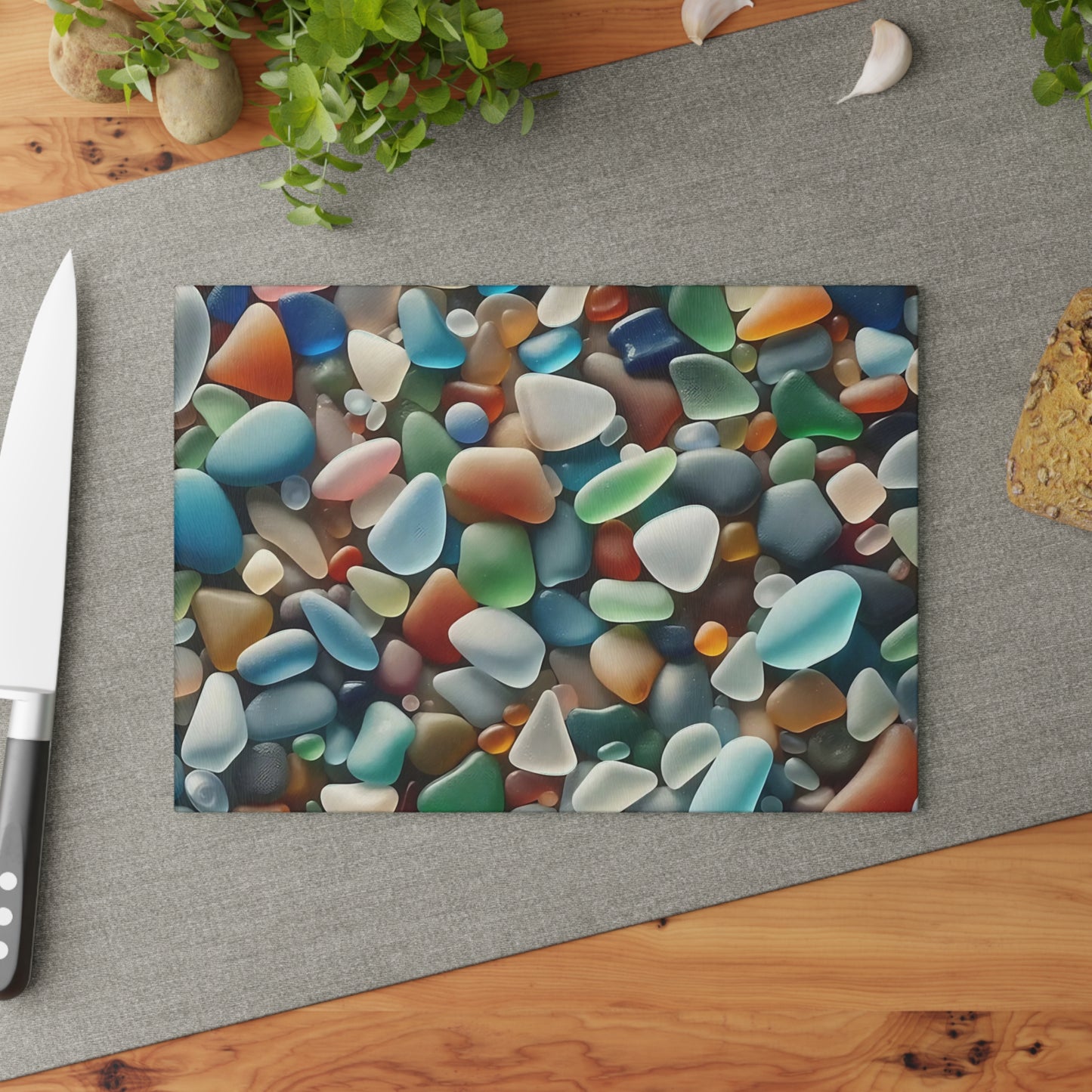 Tabla de cortar de vidrio con pequeñas piedras multicolores: La paleta de la naturaleza en tu cocina