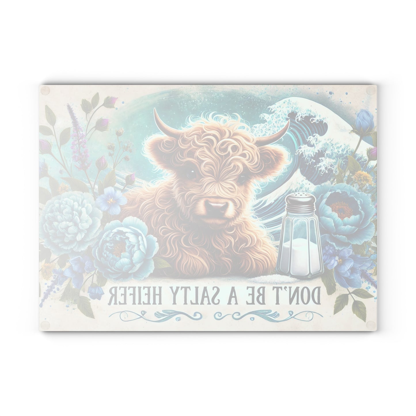 Tabla de cortar de vidrio “Don't Be a Salty Heifer”: Vaquita de las Tierras Altas con salero y ambiente playero.