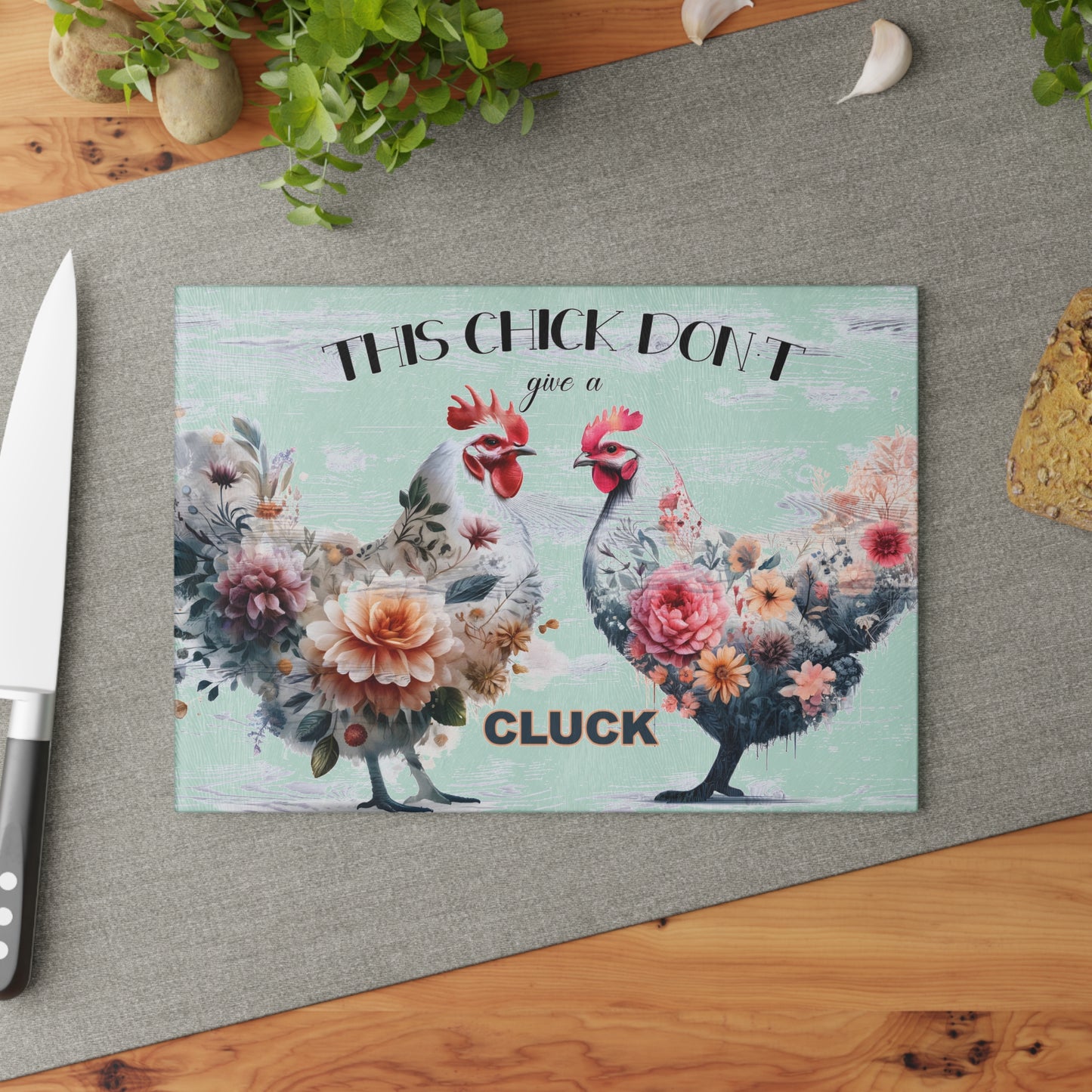 Tabla de cortar de vidrio "A esta chica le importa un comino" - Sassy Hen & Rooster Farmhouse Flair