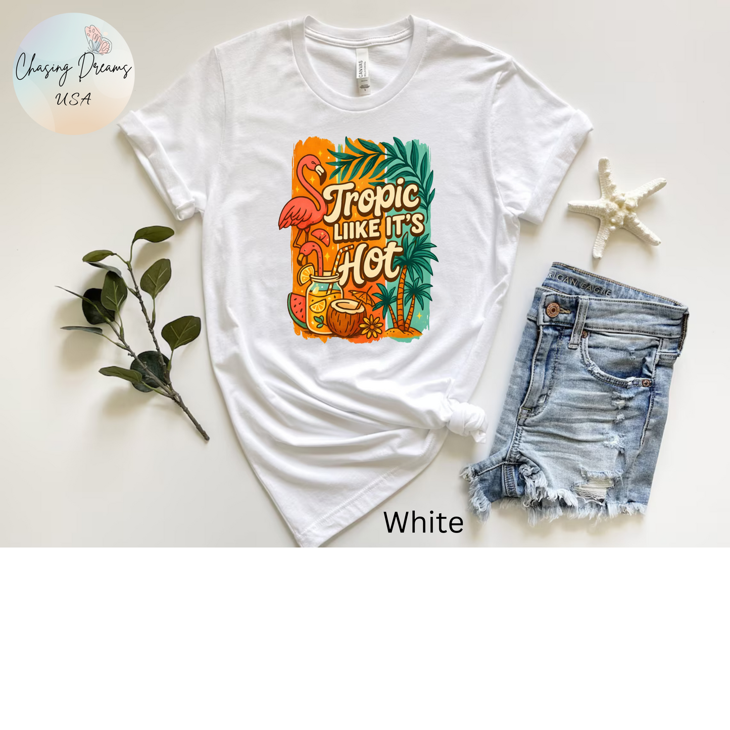 Camiseta "Tropic Like It's Hot" con flamenco, palmera y bebidas tropicales | Solo en blanco