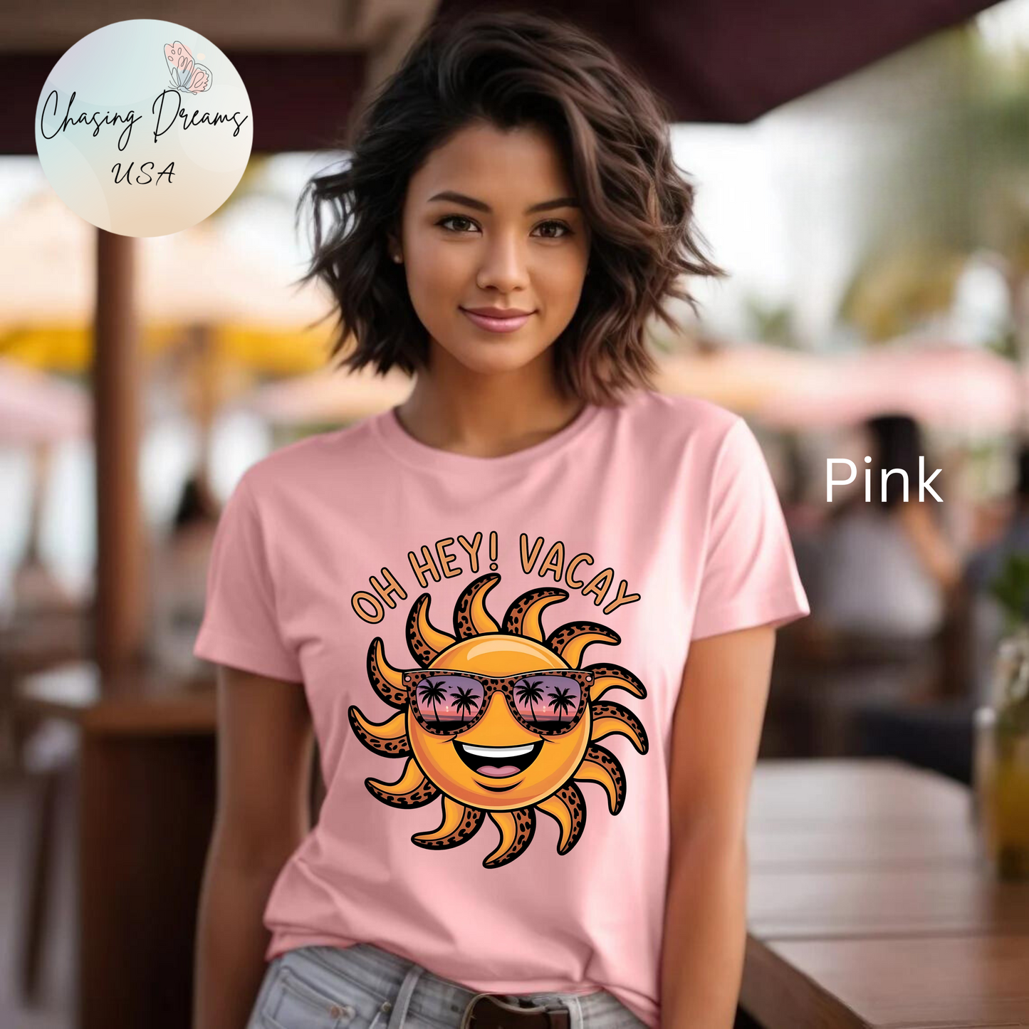 ☀️ ¡Hola! Camiseta de vacaciones – Sol sonriente con gafas de sol | Camiseta gráfica de verano para mujer
