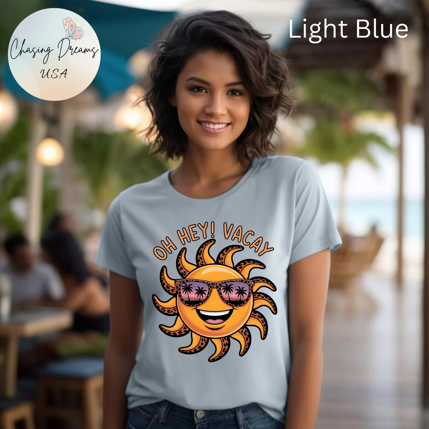 ☀️ ¡Hola! Camiseta de vacaciones – Sol sonriente con gafas de sol | Camiseta gráfica de verano para mujer