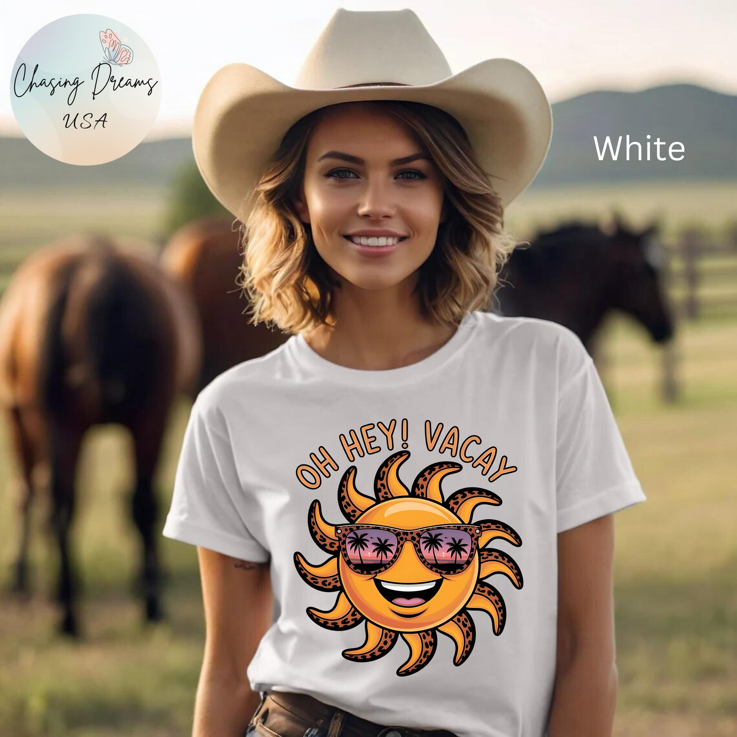 ☀️ ¡Hola! Camiseta de vacaciones – Sol sonriente con gafas de sol | Camiseta gráfica de verano para mujer