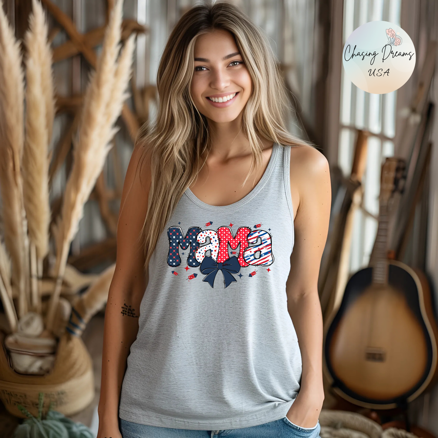 Camiseta de tirantes con espalda deportiva "Mamá Fuegos Artificiales" - Diseño patriótico del 4 de julio con lazo y gráficos de fuegos artificiales | Camiseta de tirantes de verano para mujer