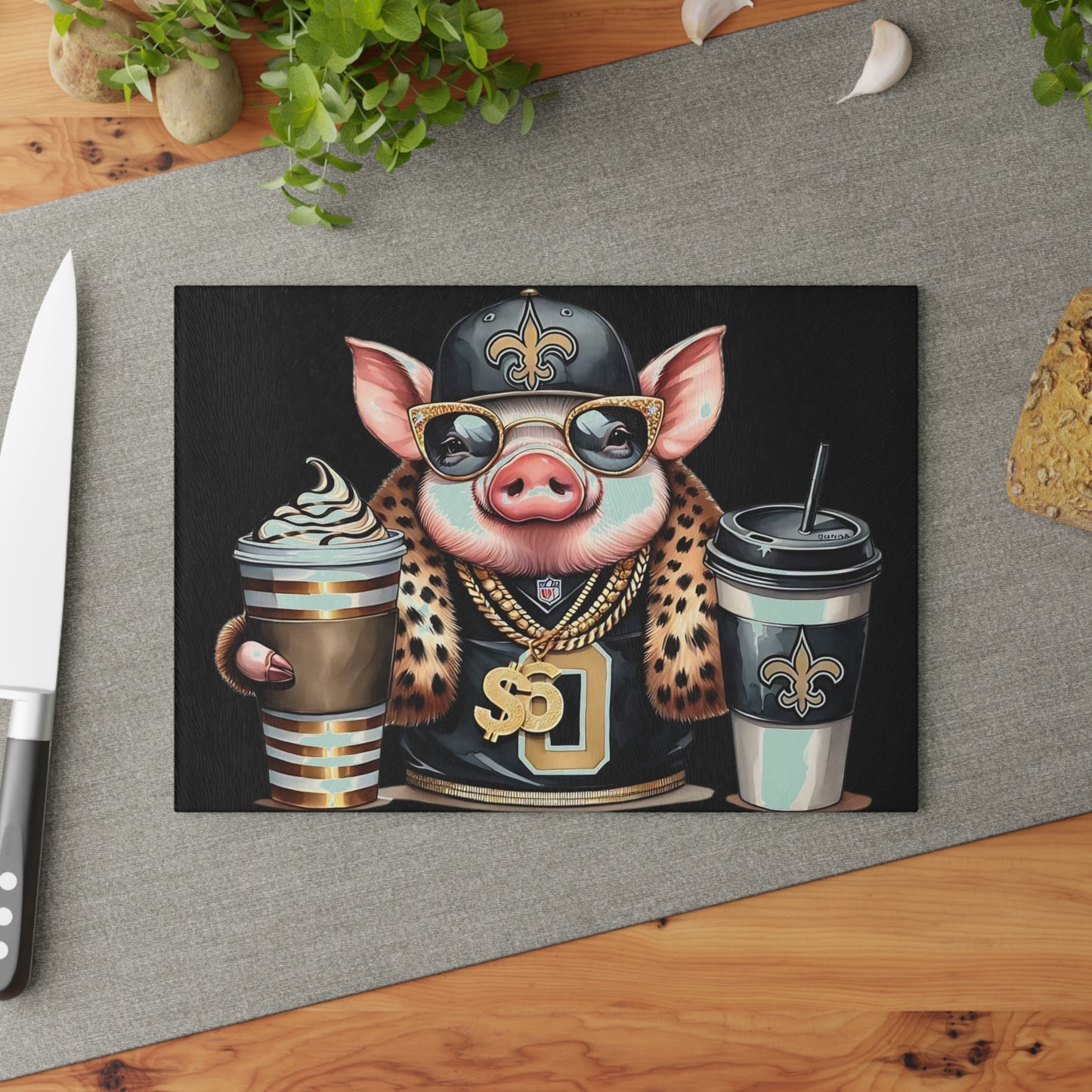 Tabla de cortar de vidrio Boss Pig en negro y dorado: un estilo de charcutería de lujo para cocinas atrevidas y divertidas