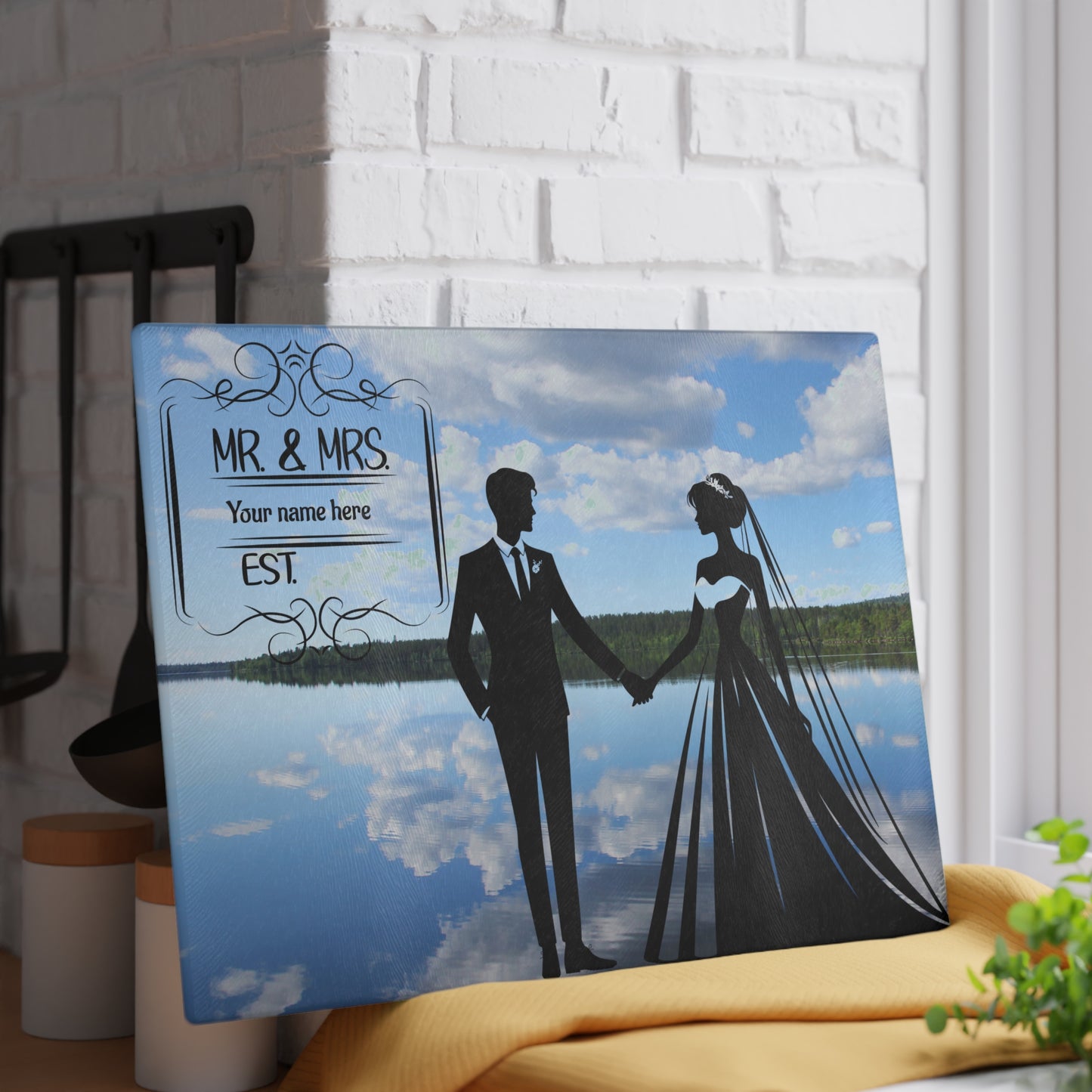 Tabla de cortar Mr. & Mrs. Tranquil Lake Reflection: regalo de boda personalizado para parejas amantes de la naturaleza