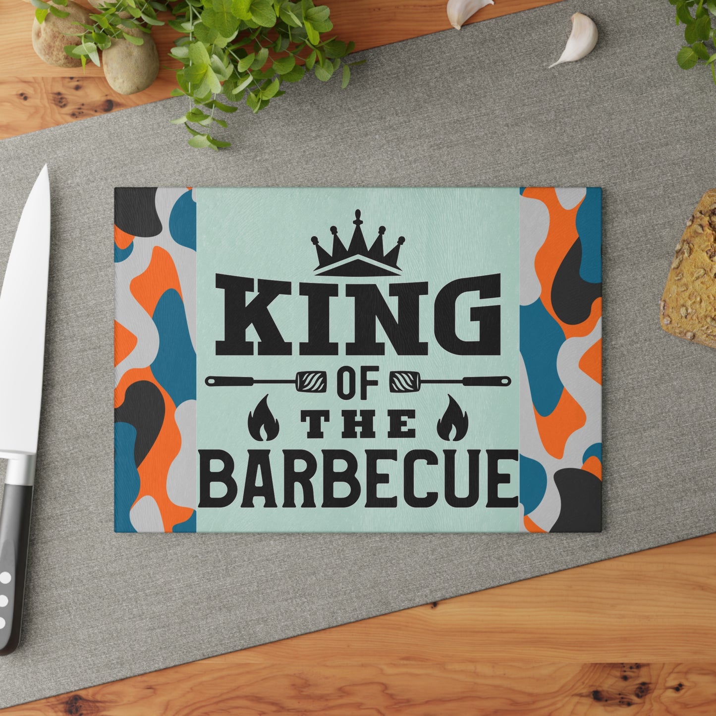 Tabla de cortar de vidrio KING OF THE BARBEQUE – Camuflaje con corona y espátulas 🍖