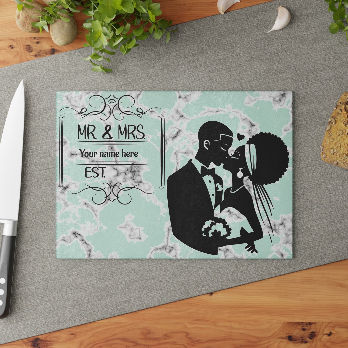 Tabla de cortar de mármol menta para pareja besándose: regalo de boda personalizado con apellido y año