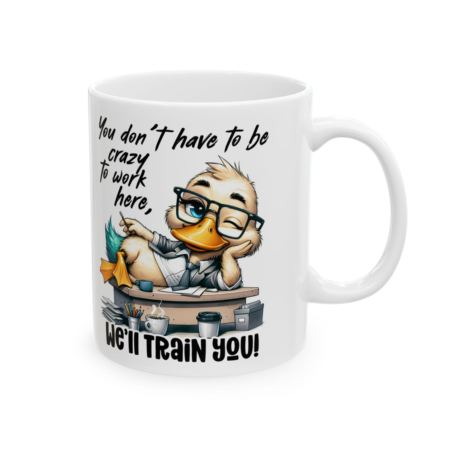 ¡No tienes que estar loco para trabajar aquí, te capacitamos! – Taza de café con forma de pato para la oficina 🧑💼
