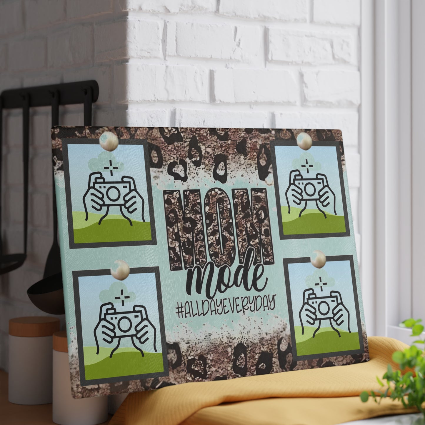 Tabla de cortar con foto "Mom Mode" – Cocina personalizada con estampado de leopardo