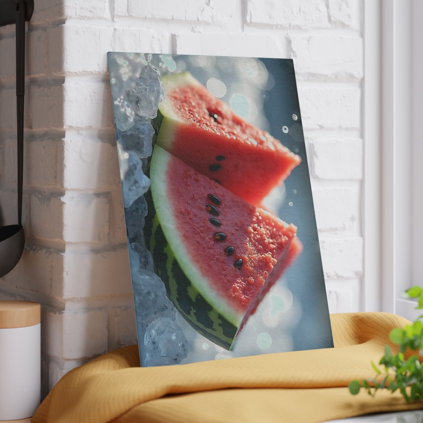 Tabla de cortar de vidrio con rodajas de sandía sobre hielo: una refrescante decoración de cocina de verano, un vibrante regalo con temática frutal.