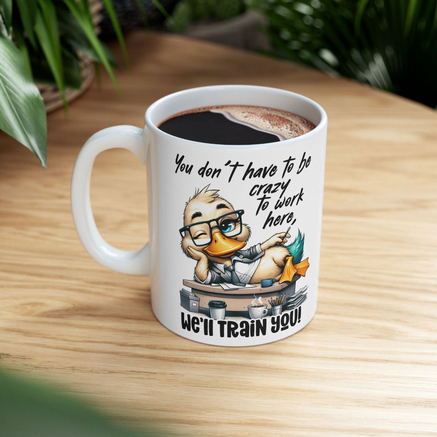 ¡No tienes que estar loco para trabajar aquí, te capacitamos! – Taza de café con forma de pato para la oficina 🧑💼