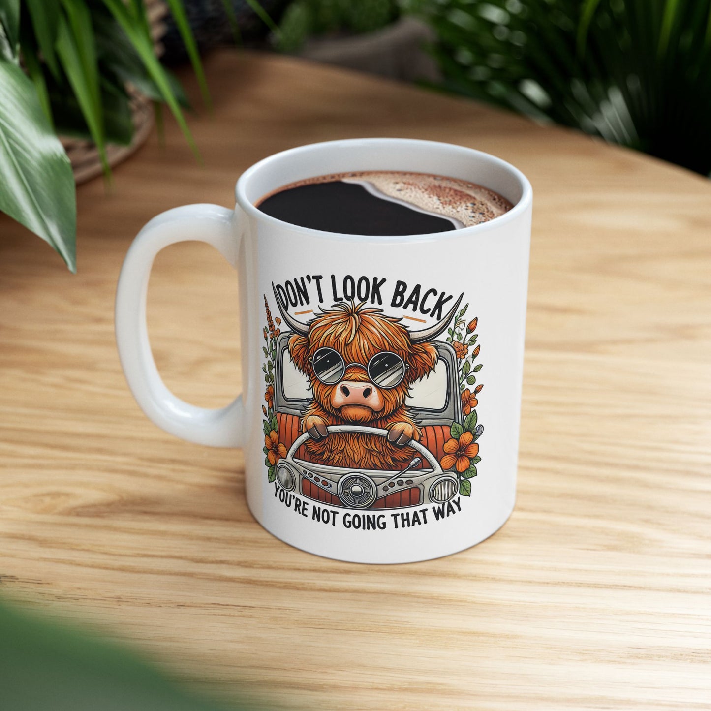 Taza de vaca de las Tierras Altas con el texto "No mires atrás, no vas por ahí" 🚗