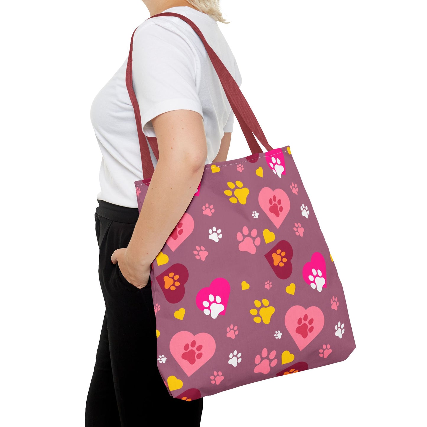 ¡Demuestra tu amor por tus peludos amigos con este clásico bolso de mano con estampado de patas! 🐾