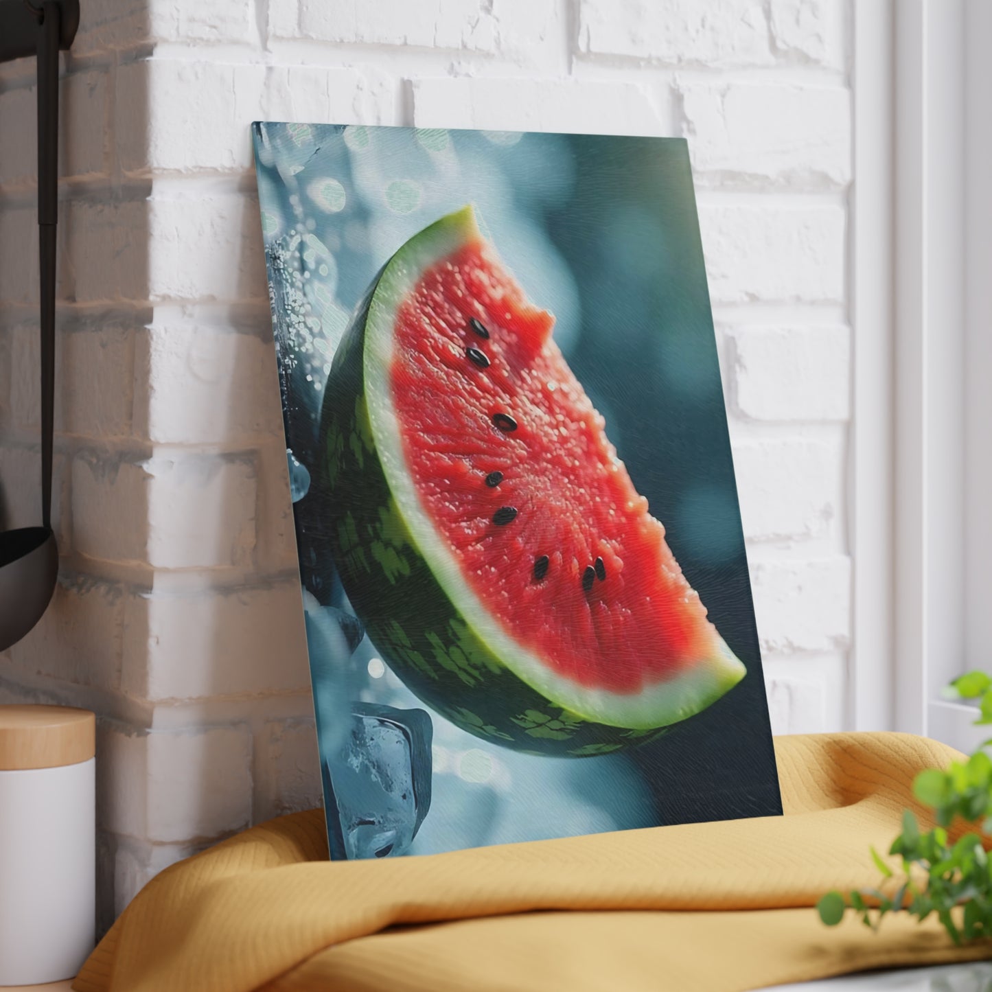 Tabla de cortar de vidrio con rodajas de sandía sobre hielo: una refrescante decoración de cocina de verano, un vibrante regalo con temática frutal.