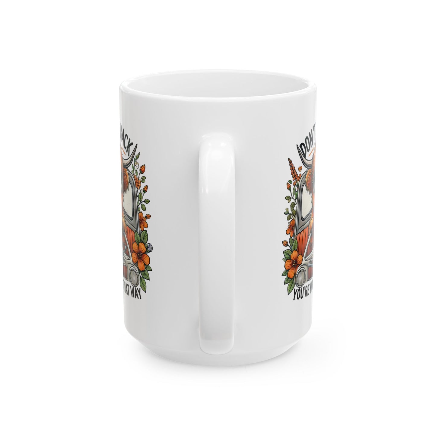 Taza de vaca de las Tierras Altas con el texto "No mires atrás, no vas por ahí" 🚗