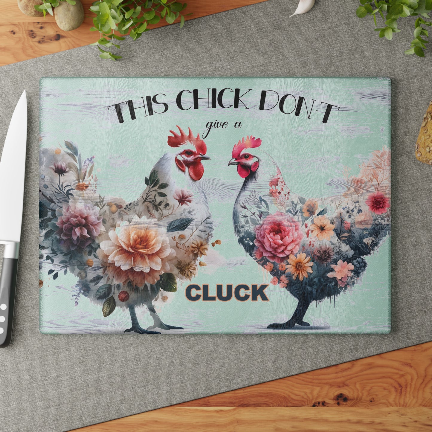 Tabla de cortar de vidrio "A esta chica le importa un comino" - Sassy Hen & Rooster Farmhouse Flair