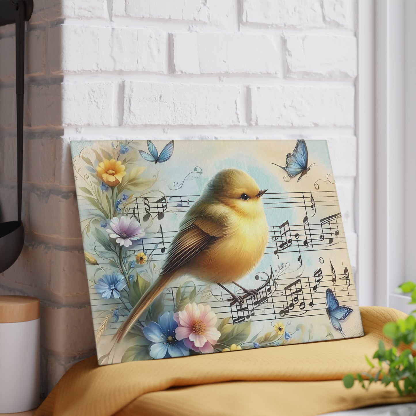 Tabla de cortar de vidrio templado con forma de pájaro rodeada de mariposas, flores y notas musicales.