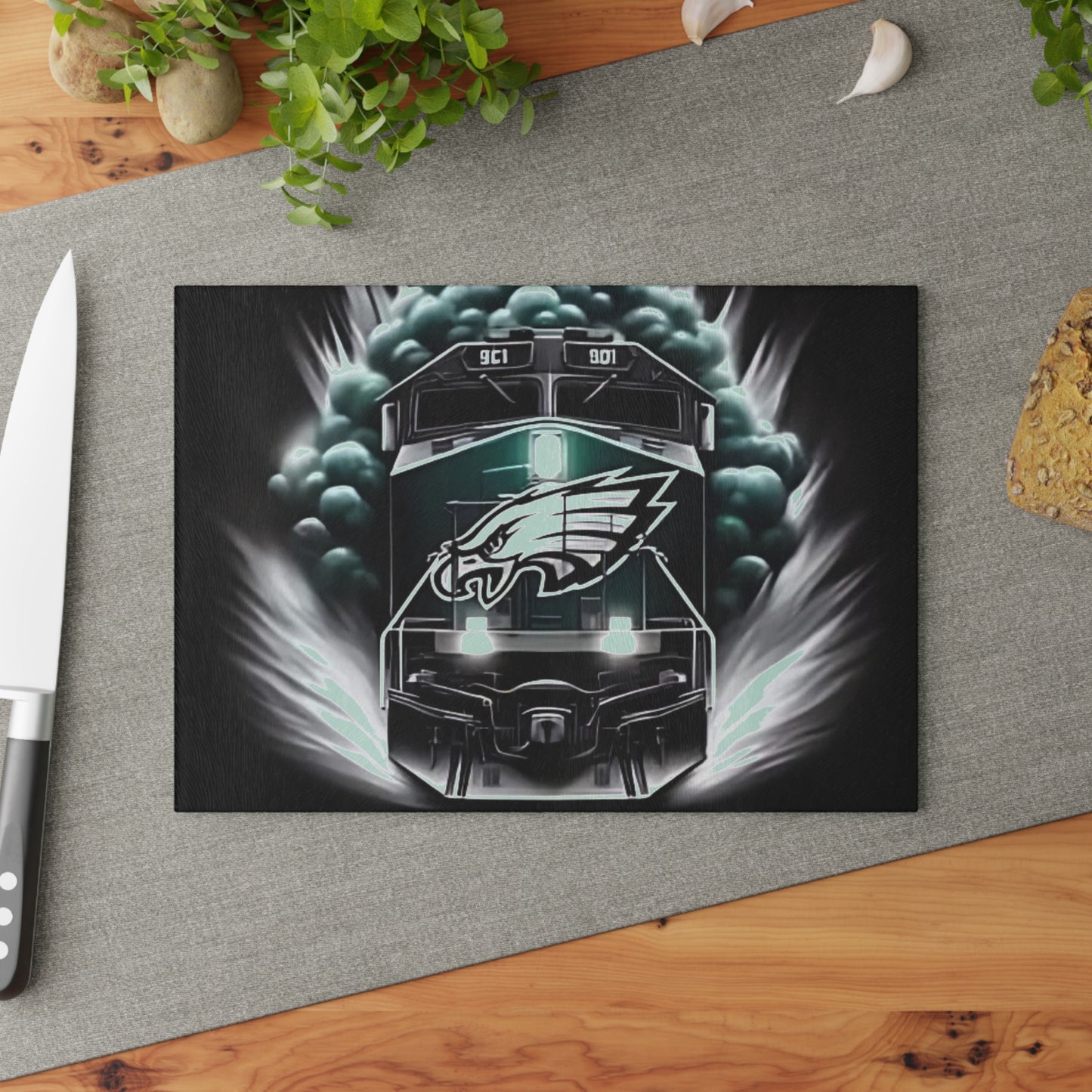 Tabla de cortar de vidrio Express verde oscuro y plateado: arte de tren con un toque atrevido para cocinas atemporales y audaces