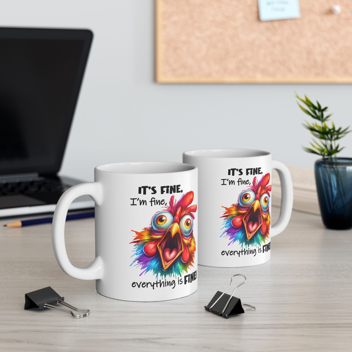🐔 ¡Está bien! ¡Estoy bien! ¡Todo está bien! – Taza divertida de pollo colorido para días de calor y desastre.