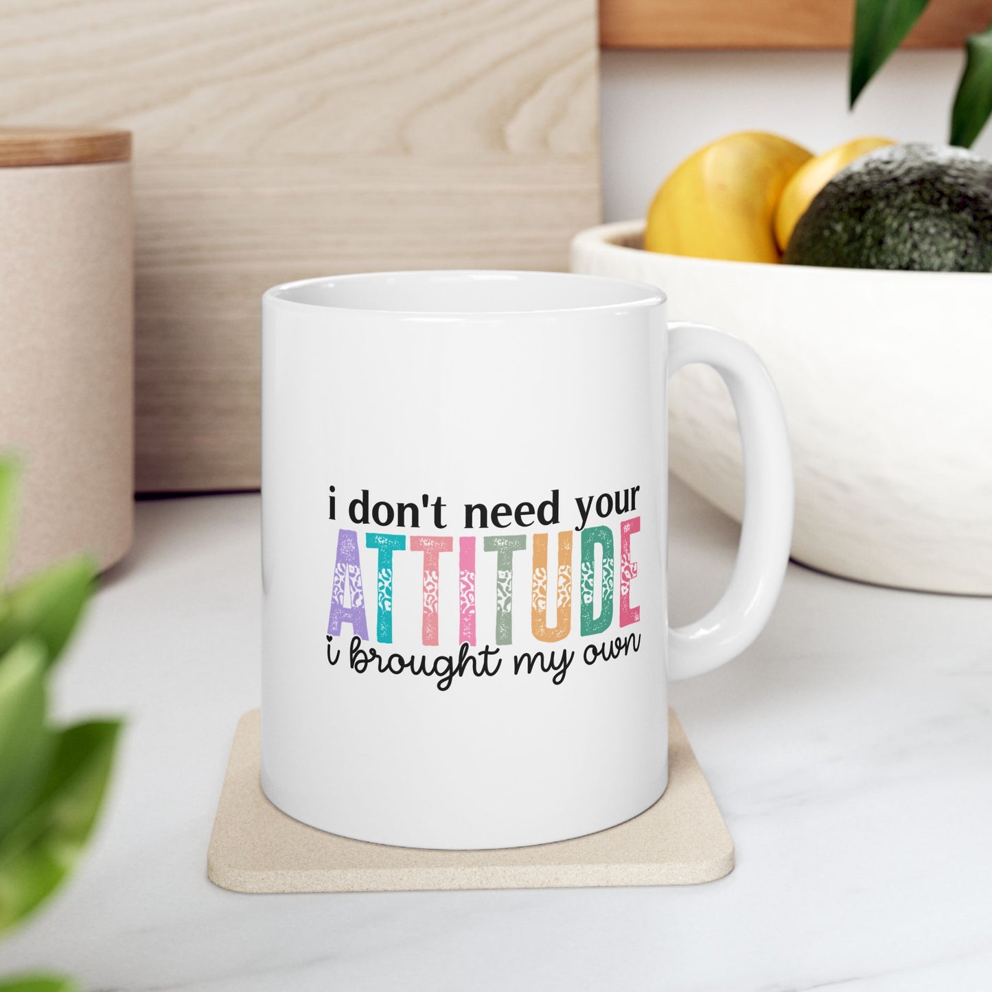 Taza colorida "No necesito tu actitud, traje la mía"