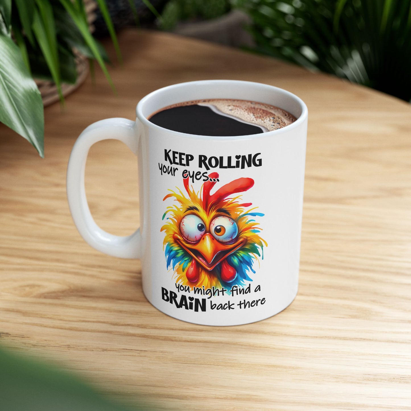 Sigue poniendo los ojos en blanco… Quizás encuentres una taza divertida de pollo enojado ahí atrás.