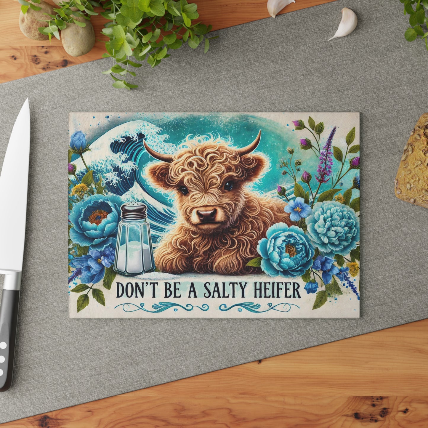 Tabla de cortar de vidrio “Don't Be a Salty Heifer”: Vaquita de las Tierras Altas con salero y ambiente playero.