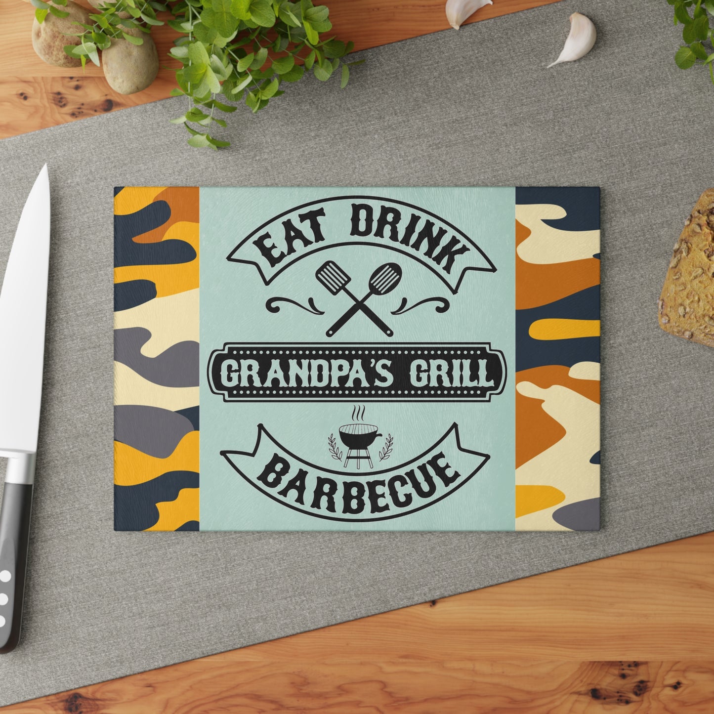 🔥 COMER BEBER BARBACOA A LA PARRILLA DEL ABUELO – Tabla de cortar de vidrio con diseño de camuflaje para los reyes del patio trasero 🧢🍔