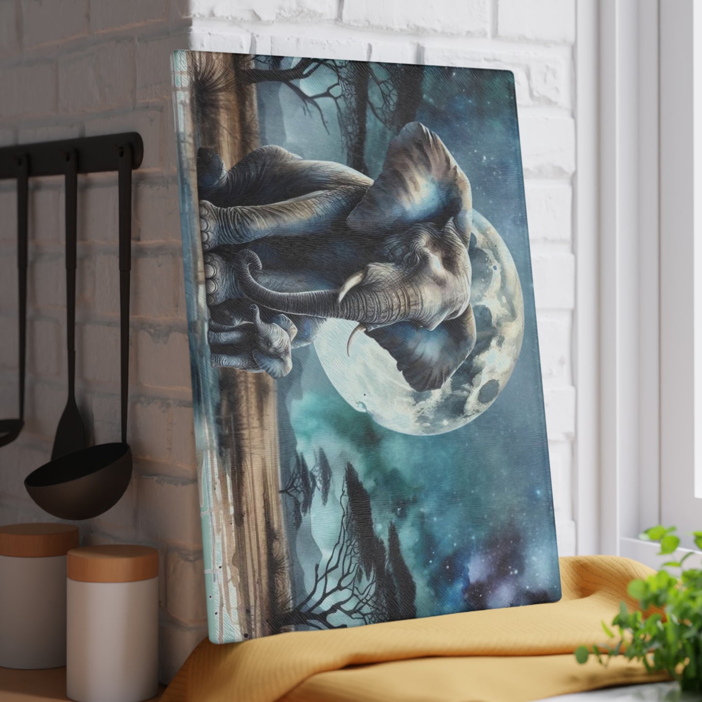 Tabla de cortar de vidrio con forma de mamá y bebé elefante, con una luna llena brillante detrás de ellos