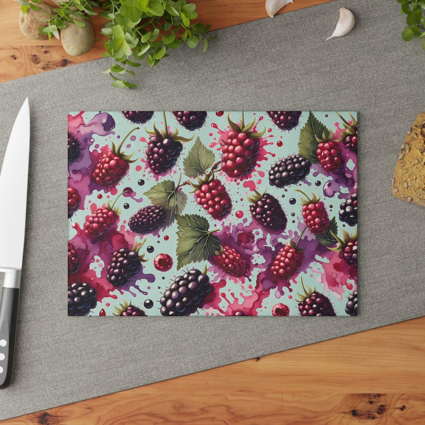 Tabla de cortar Berry Splash: Frambuesas y moras jugosas para un toque atrevido en la cocina