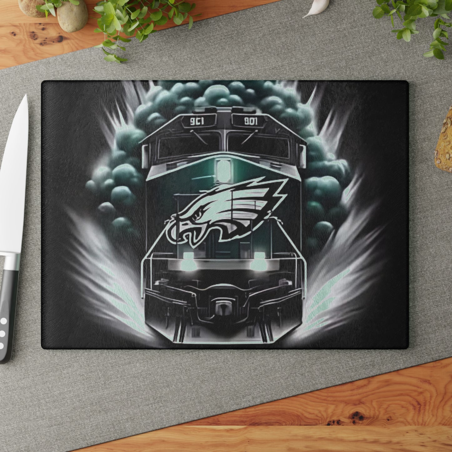 Tabla de cortar de vidrio Express verde oscuro y plateado: arte de tren con un toque atrevido para cocinas atemporales y audaces