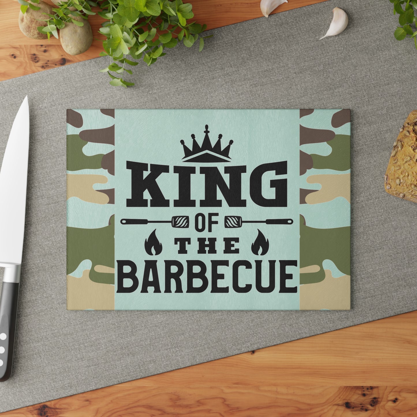 Tabla de cortar de vidrio KING OF THE BARBEQUE – Camuflaje con corona y espátulas 🍖