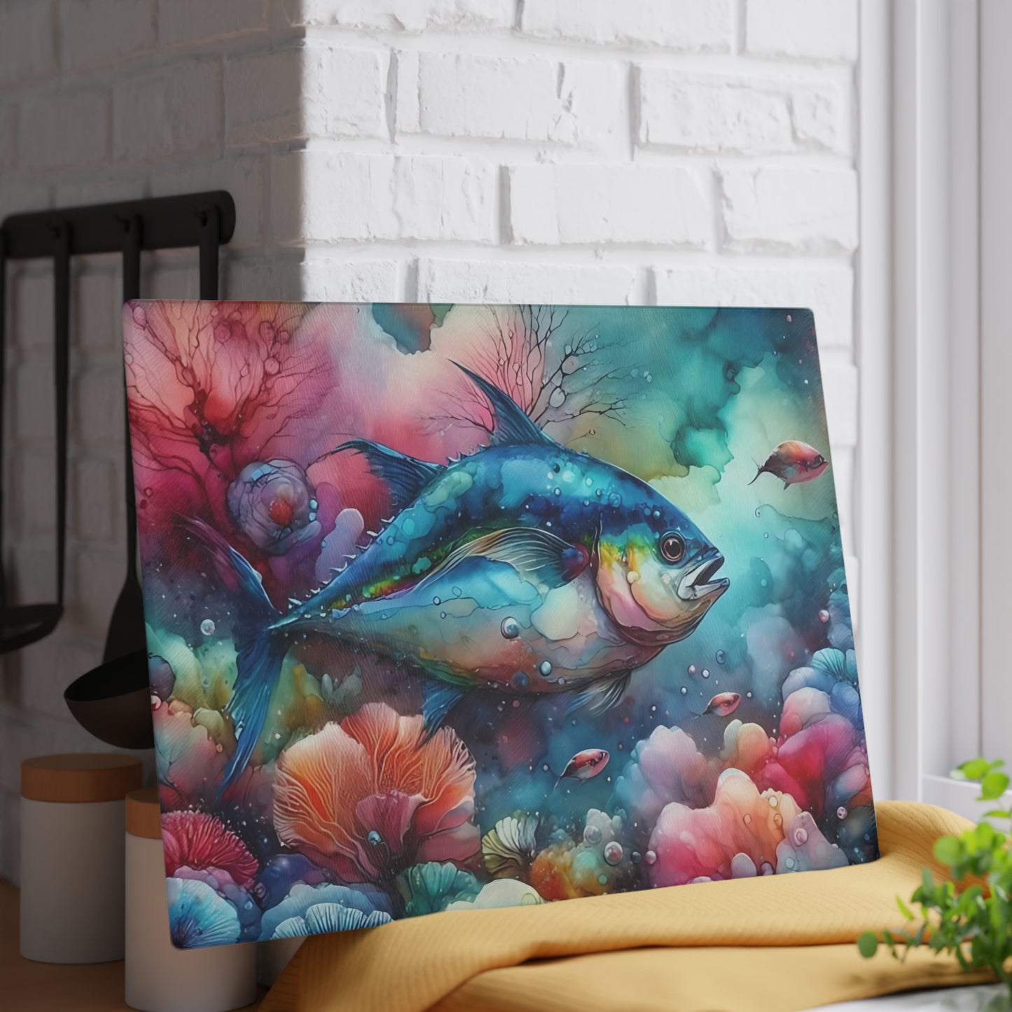 Tabla de cortar de vidrio con acuarela de atún: arte oceánico colorido para cocinas costeras y creativas