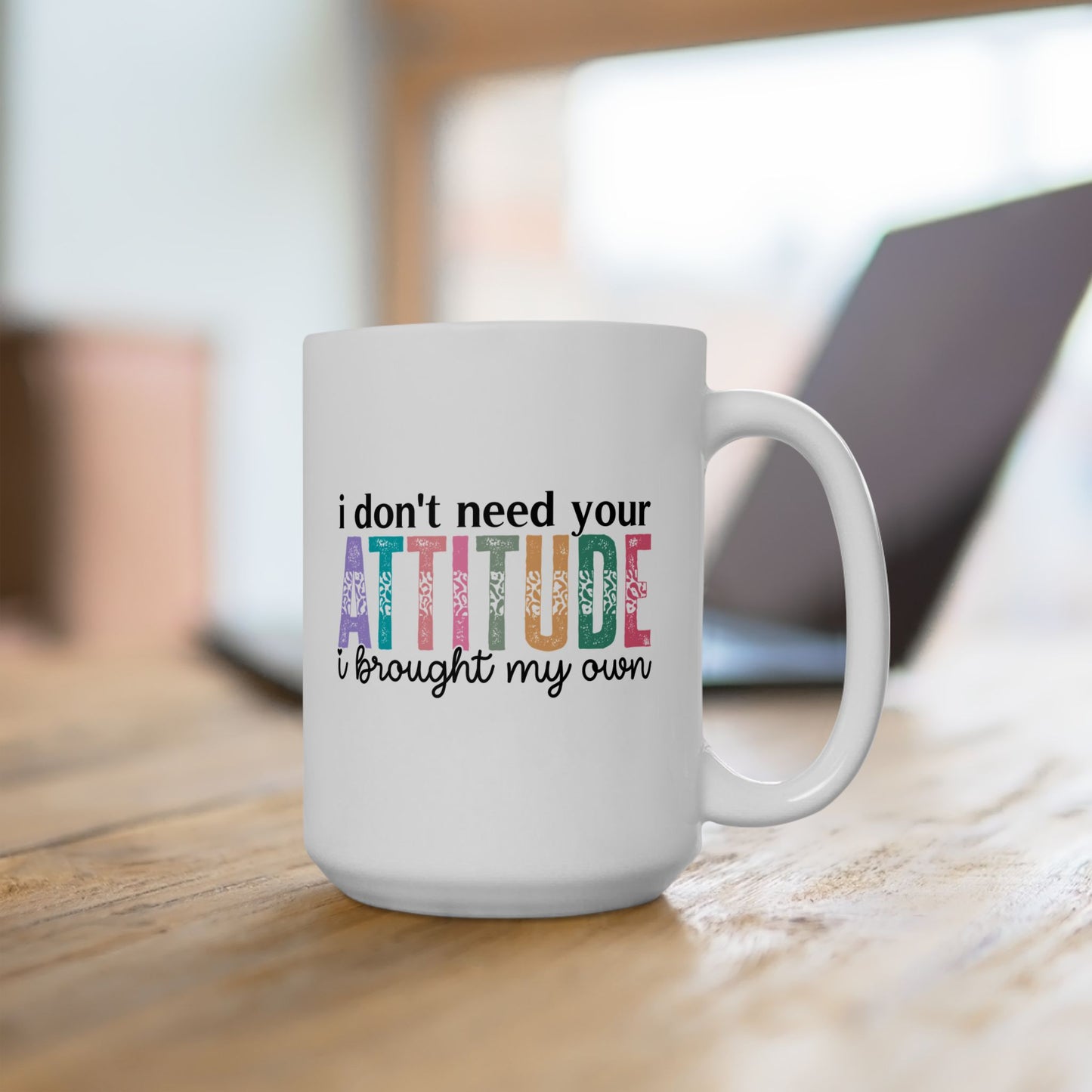 Taza colorida "No necesito tu actitud, traje la mía"