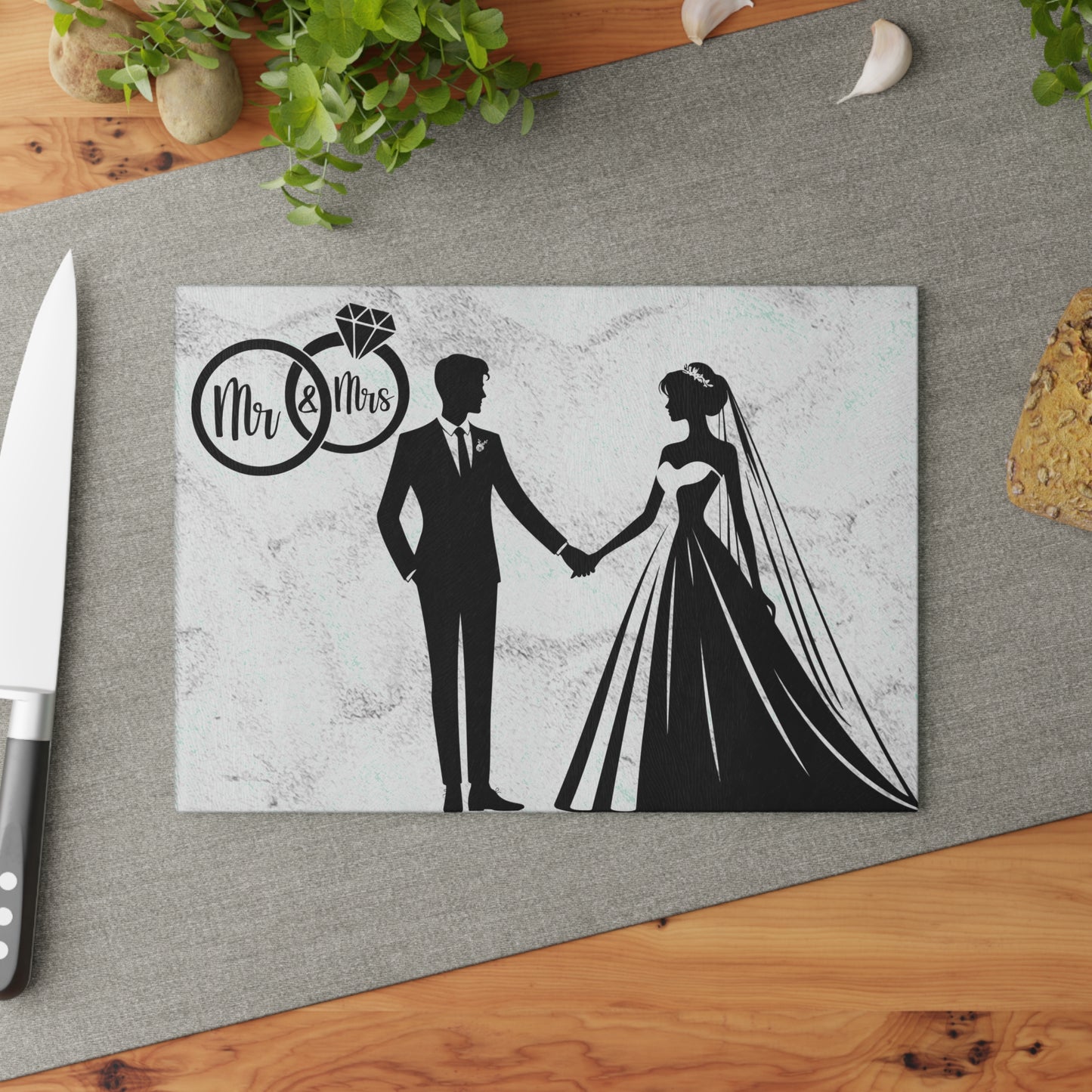 Tabla de cortar con silueta de boda para el Sr. y la Sra.: un elegante recuerdo para los recién casados