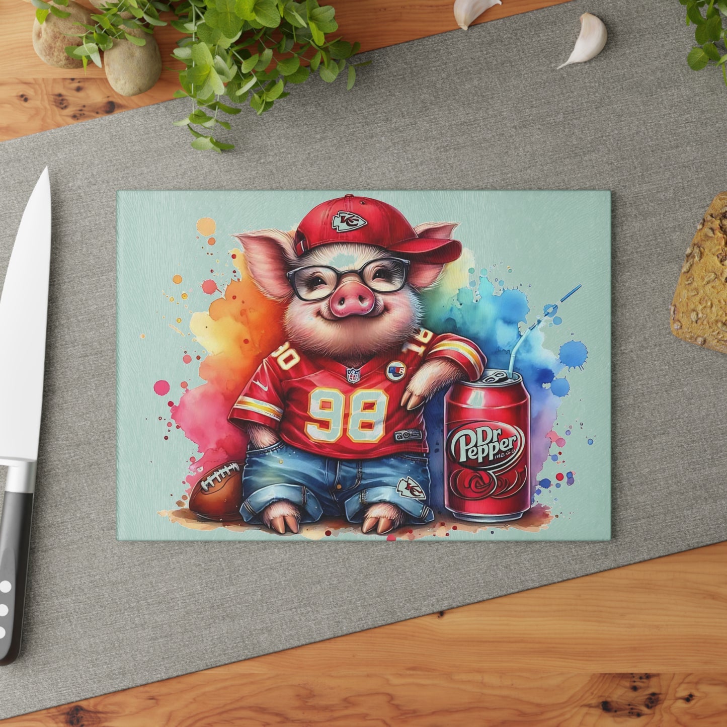 Tabla de cortar de vidrio con diseño de cerdo Jersey rojo y salpicaduras de arcoíris: un estilo de charcutería divertido y colorido para cocinas vibrantes
