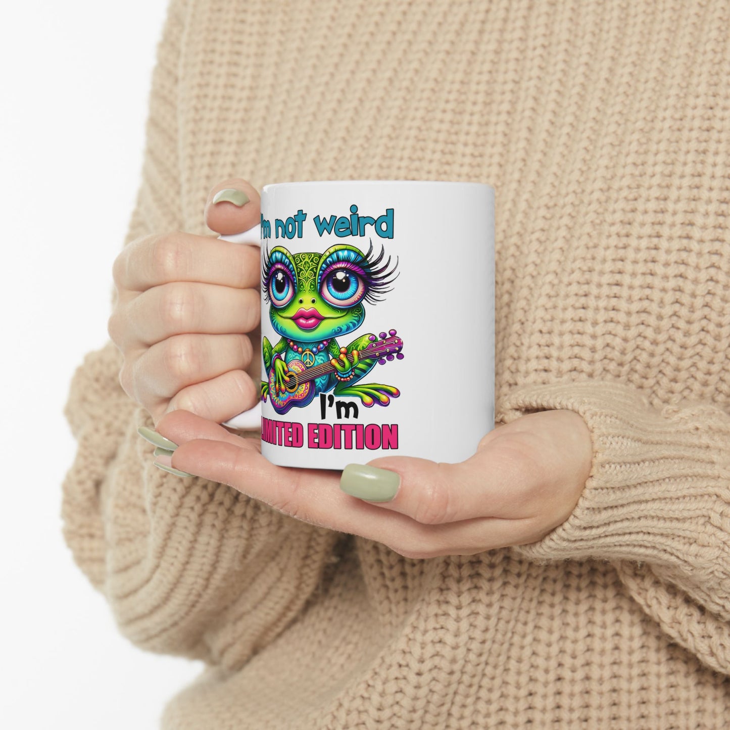 🌀 No soy raro, soy edición limitada: taza colorida de rana hippie con guitarra y actitud