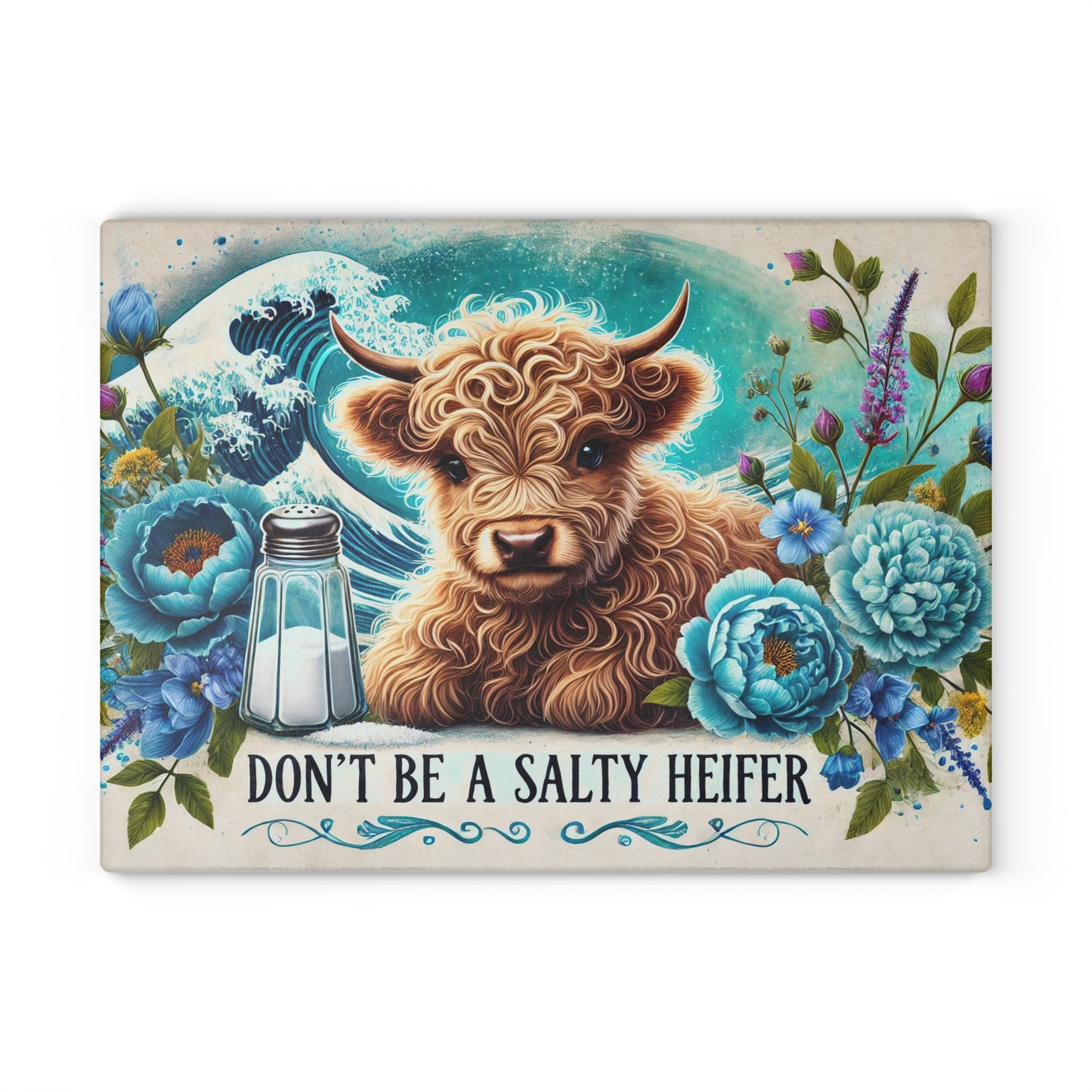 Tabla de cortar de vidrio “Don't Be a Salty Heifer”: Vaquita de las Tierras Altas con salero y ambiente playero.