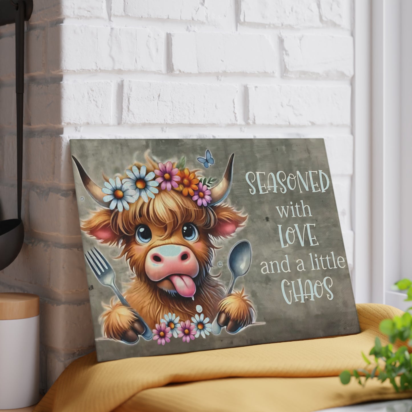 Tabla de cortar de vidrio templado Highland Cow "Sazonada con amor y un poco de caos"