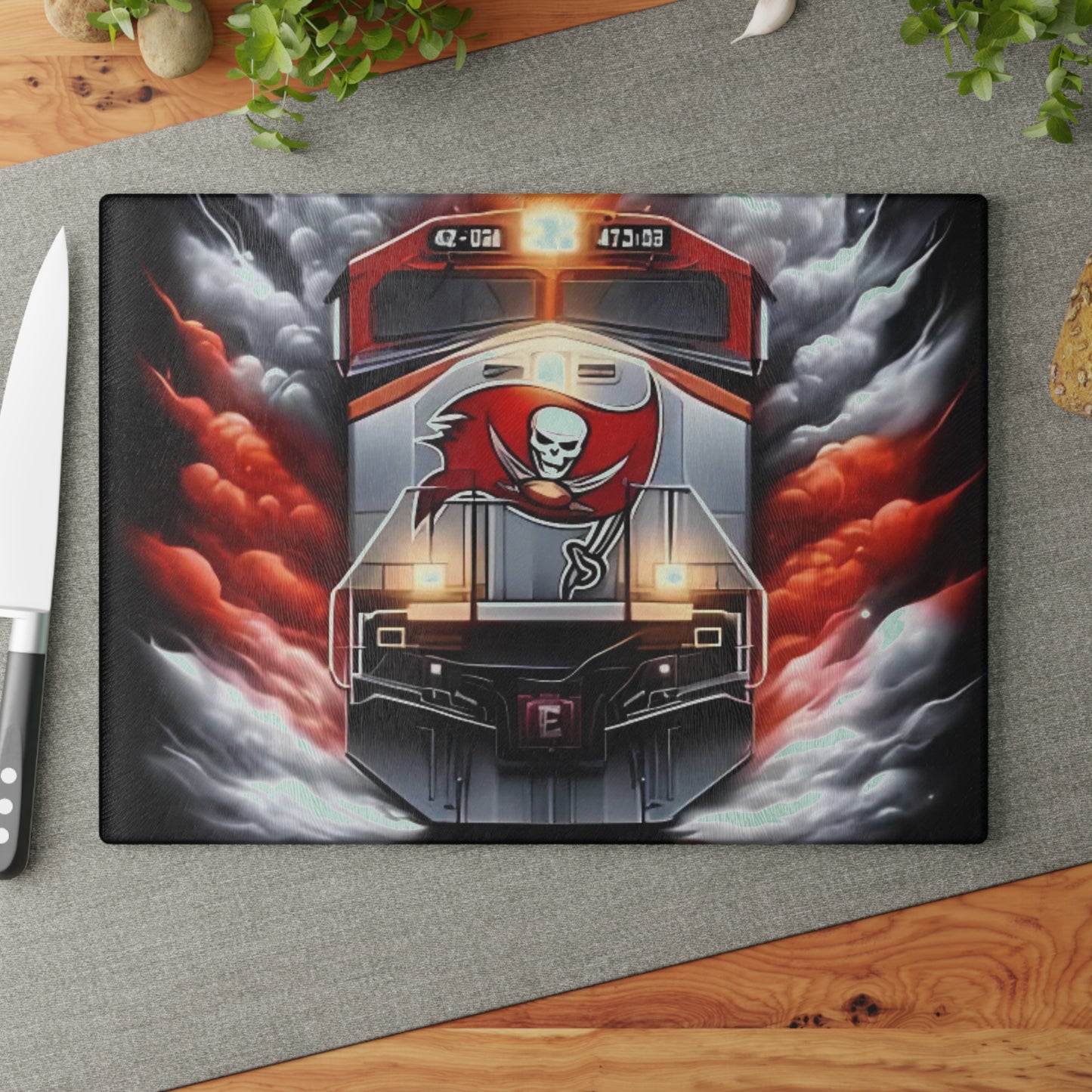 Tabla de cortar de vidrio Express roja y negra: arte de trenes de potencia del desierto para cocinas audaces