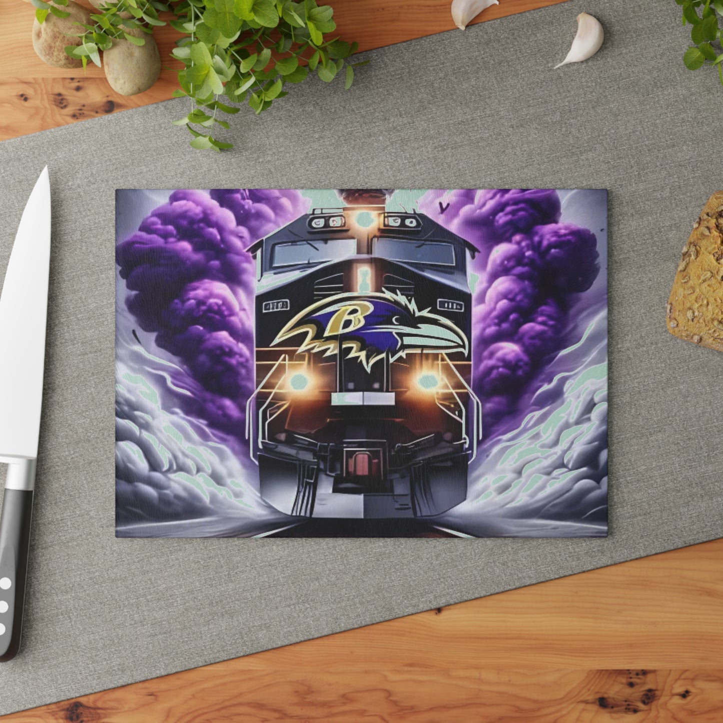 Tabla de cortar de vidrio Express morado y negro: un arte de tren feroz para cocinas elegantes y audaces