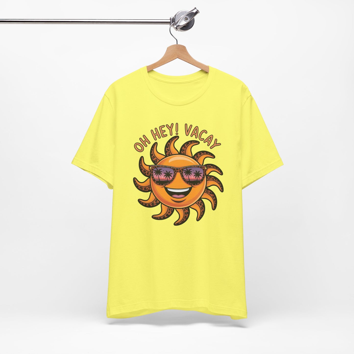 ☀️ ¡Hola! Camiseta de vacaciones – Sol sonriente con gafas de sol | Camiseta gráfica de verano para mujer