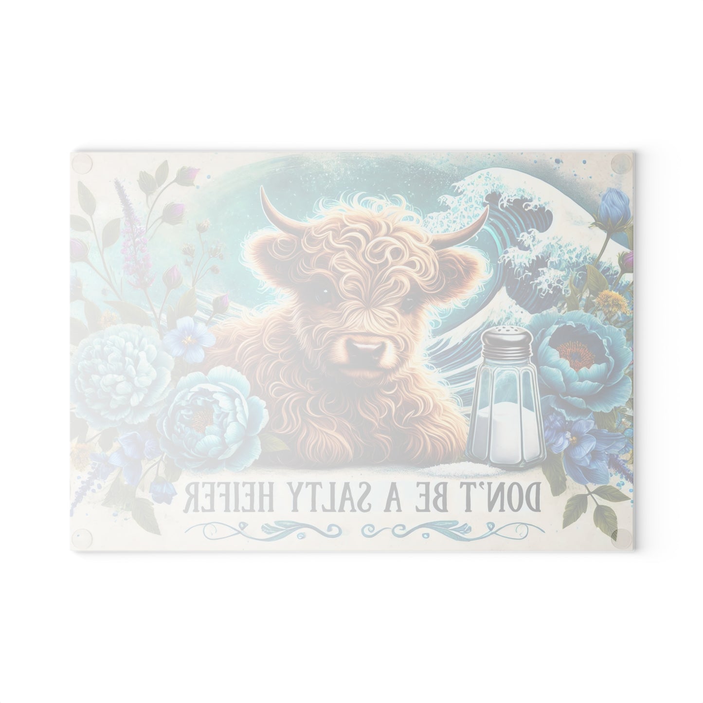 Tabla de cortar de vidrio “Don't Be a Salty Heifer”: Vaquita de las Tierras Altas con salero y ambiente playero.