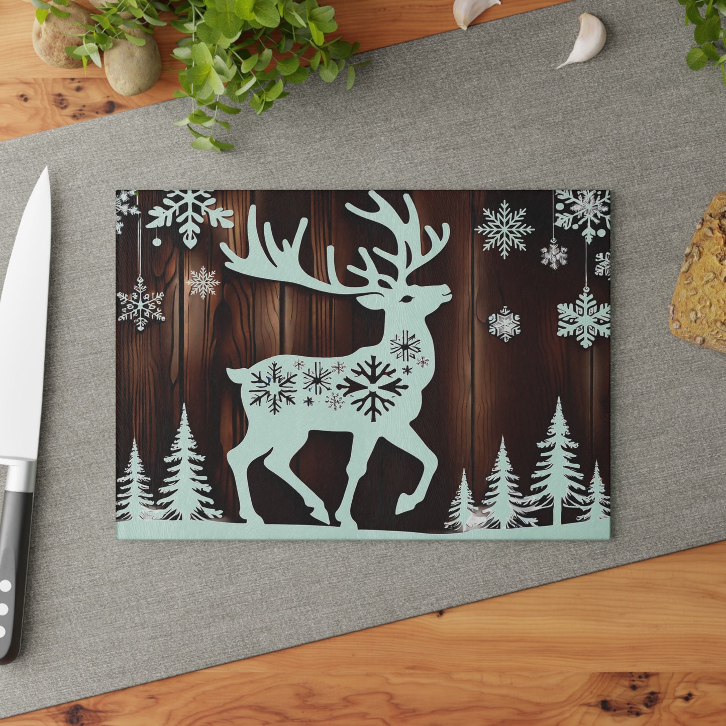 🦌❄️ Snowflake Reindeer Cutting Board – Winter Magic with Rustic Charm
